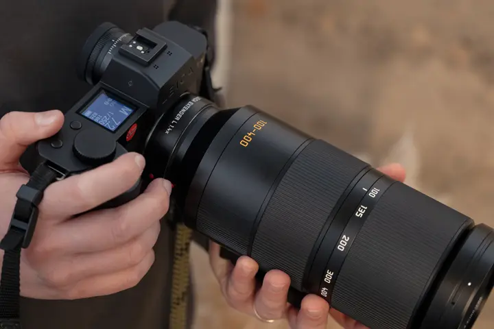 Leica SL2-S with the Vario-Elmar-SL 100-400 in hands