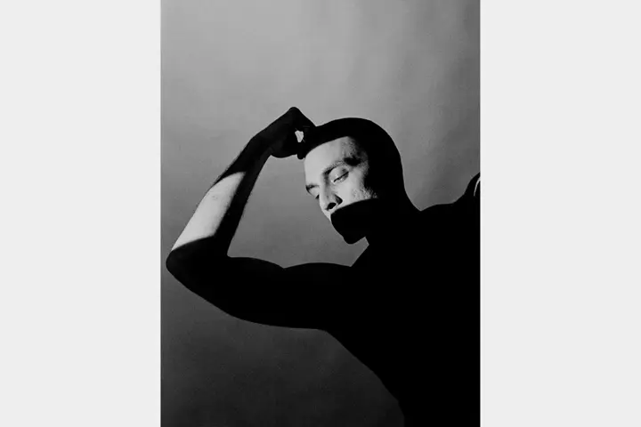 Bailarín con movimientos y luz suave