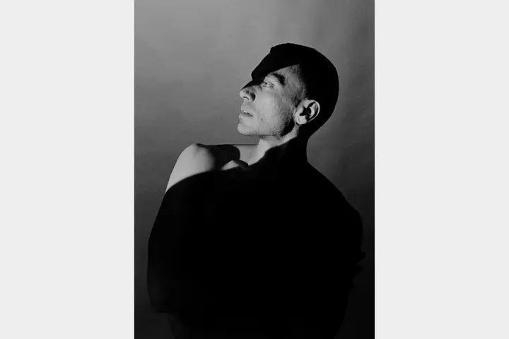 Bailarín con movimientos y luz suave