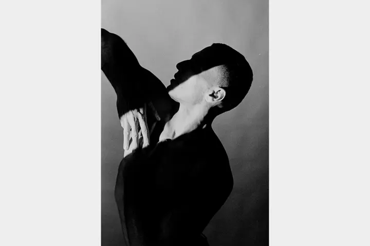 Bailarín con movimientos y luz suave