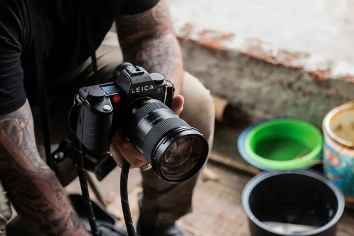 Leica SL3 with the Vario-Elmarit-SL 24-70 in hands