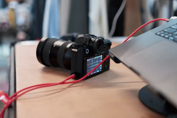 Leica SL3 on a table connected via cable with a notebook