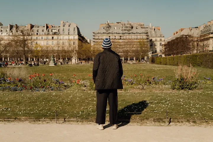 Mirando un edificio en Francia