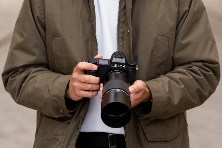 Leica SL3-P with APO-Macro-Elmarit-SL 100 f/2.8 in hands