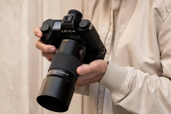 Leica SL3-P with APO-Macro-Elmarit-SL 100 f/2.8 in hands