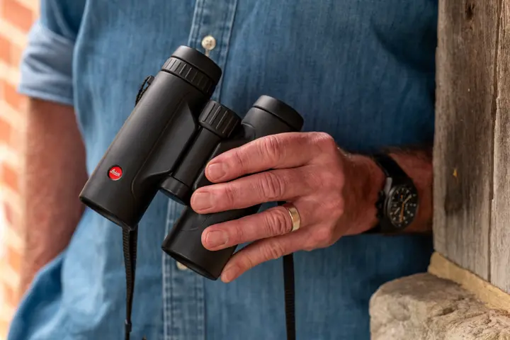 Man holding his Leica Trinovid HD