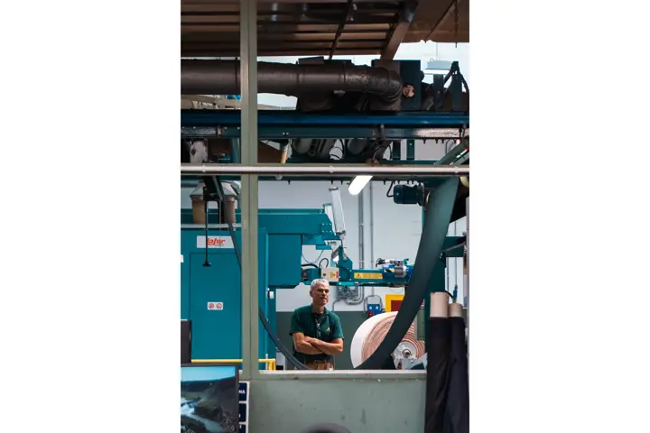 Señor en planta de producción