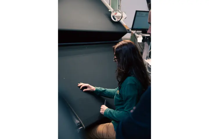 Mujer en un telar