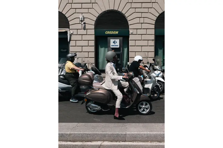 Personas montando en moto en la ciudad