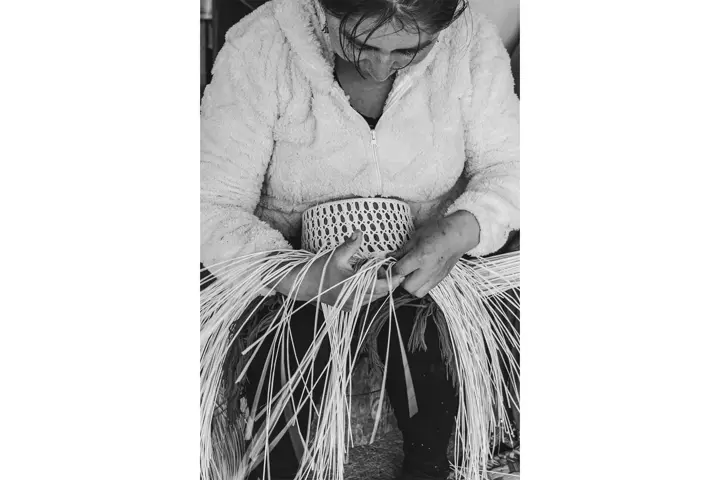 Mujer haciendo sombreros más de cerca