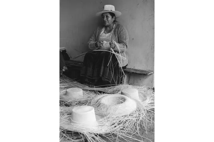 Mujer haciendo sombreros
