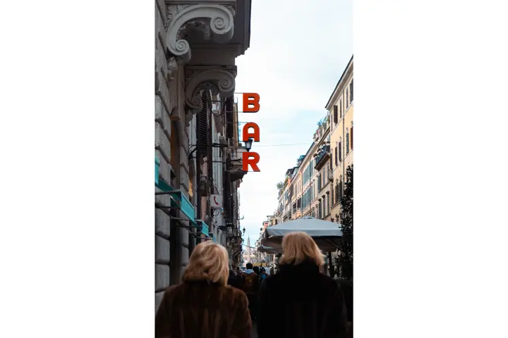 Mujeres caminando por la calle