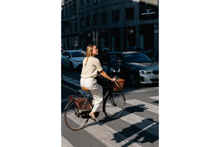 Mujer montando en bicicleta por la ciudad