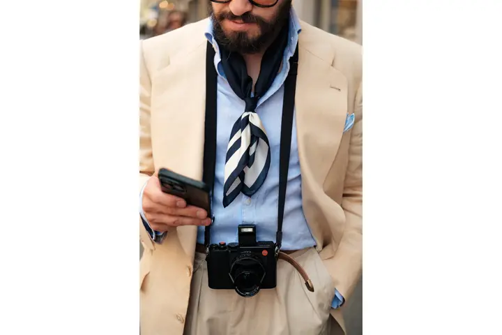 Chicho Webster con accesorio en el cuello 