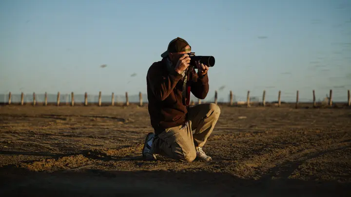 Portrait du photographe Thomas Vollaire photographiant dans la nature