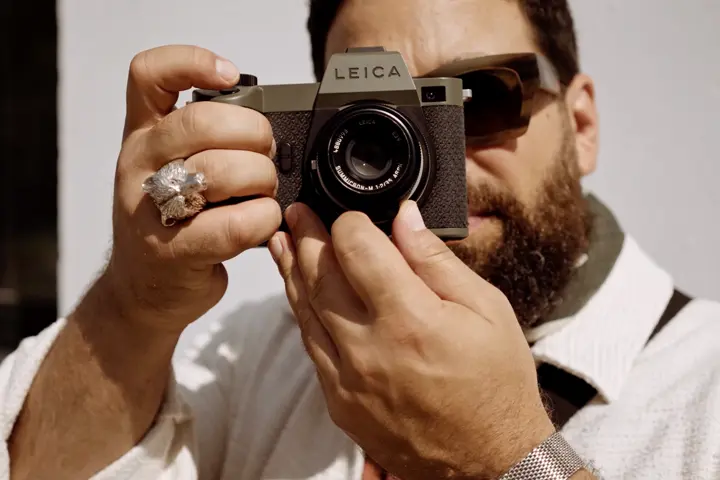 Alexandre Archimbaud is taking a photograph with the Leica SL2-S Reporter
