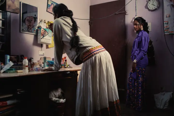Une femme qui se regarde dans un miroir