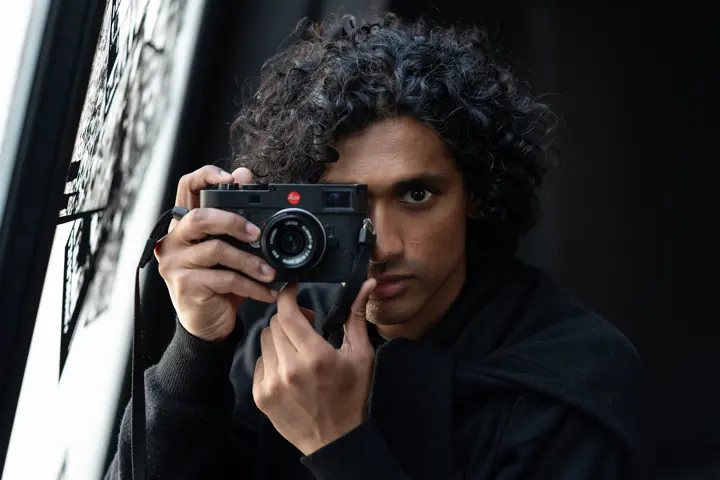 Portrait d'un photographe avec un appareil photo Leica M en main