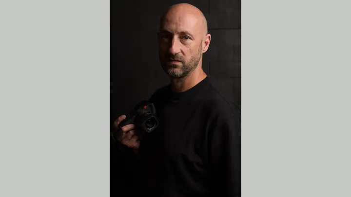 Portrait du photographe Stéphane Arnaud avec son Leica