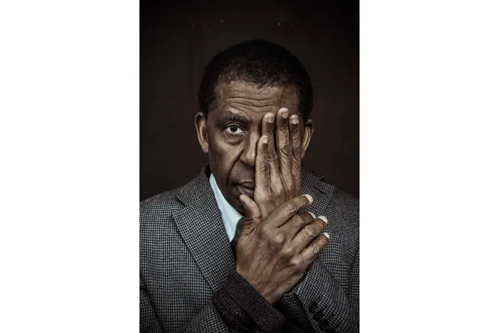 Portrait d'un homme âgé, une main posée sur le visage