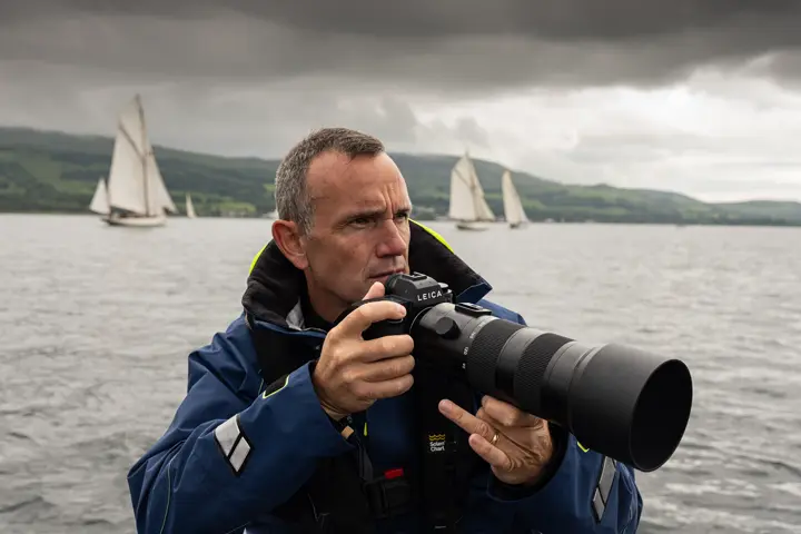 Portrait photographe Ewan Lebourdais SL3-P en main