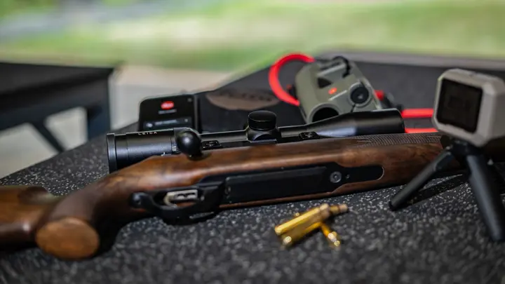 leica-rifle-scope-on-long-range-shooting-rifle-with-rangefinder-and-ballistic-equipment