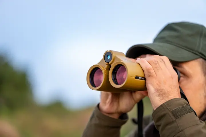 Man using his Leica Geovid Max