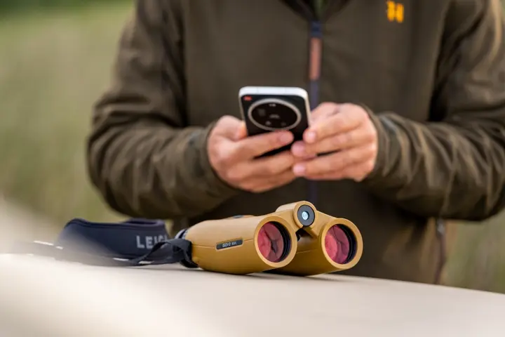 Man is connecting his Leica Geovid Max with his smartphone