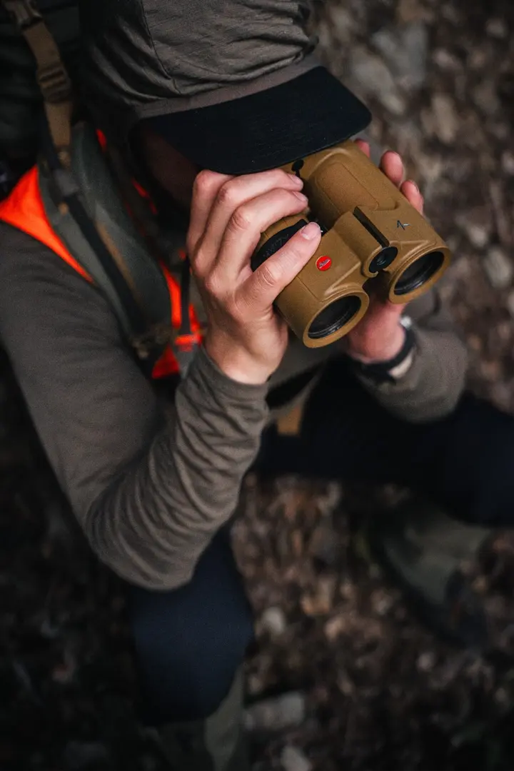 Hunter-looks-through-a-Geovid-Max-10x42