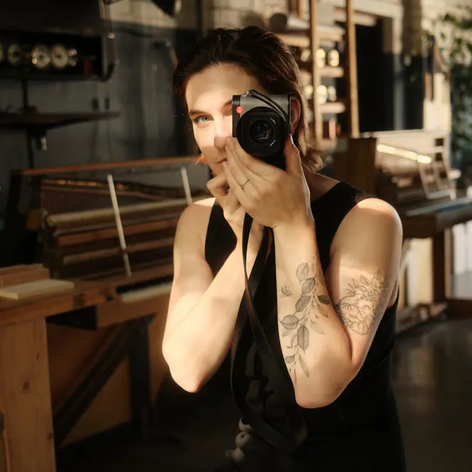 Julia Tiemann mit der Leica Q3 43