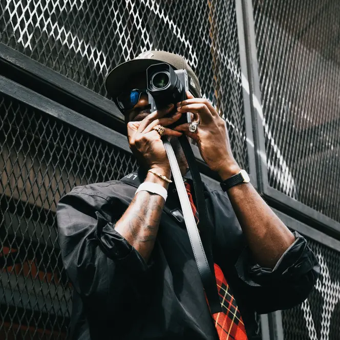 Alex Dobé is taking a picture