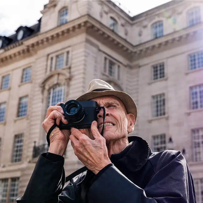 Joel Meyerowitz photographing with the Leica M EV1