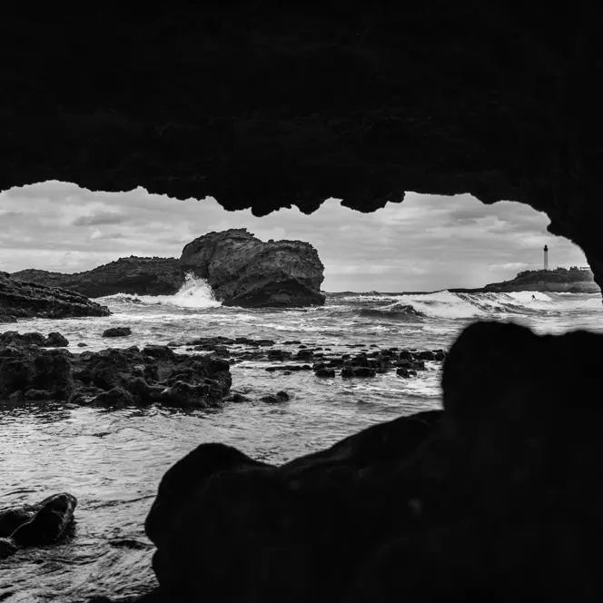 LCCH-FredMortagne-Surfer-Biarritz-Leica-Q3-Monochrom-3840x2560