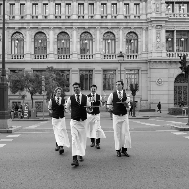Consuelo Cabiedes-Camareros cruzando una calle de Madrid
