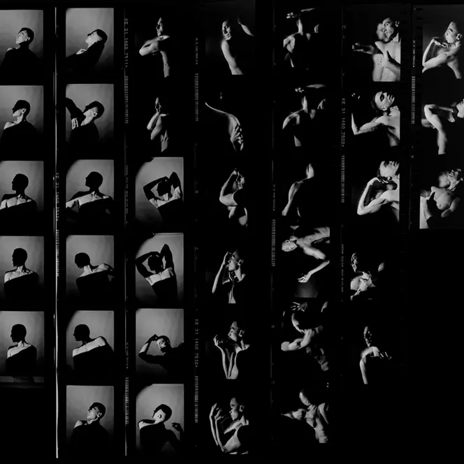 Bailarín con movimientos y luz suave