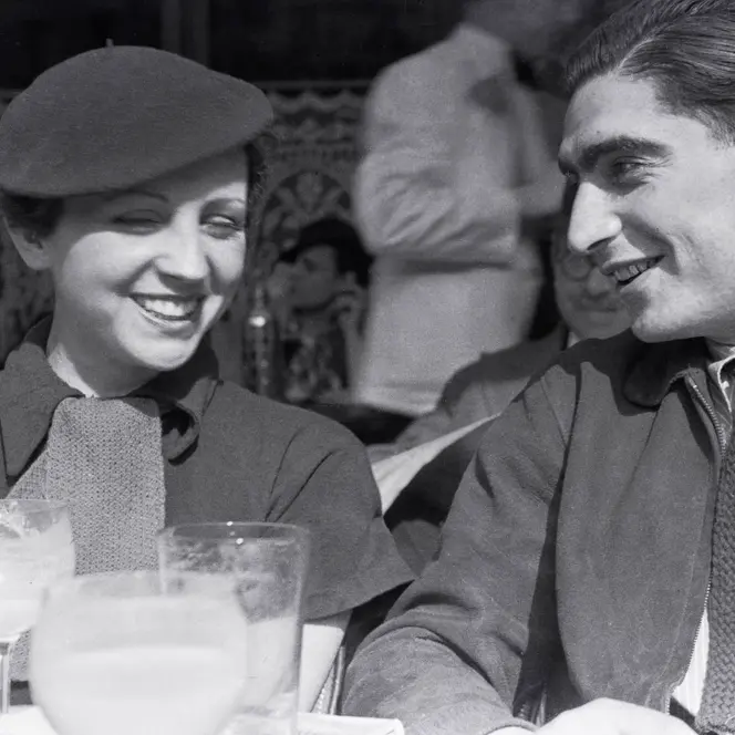 Robert Capa and Gerda Taro 1936 sitting in a cafe