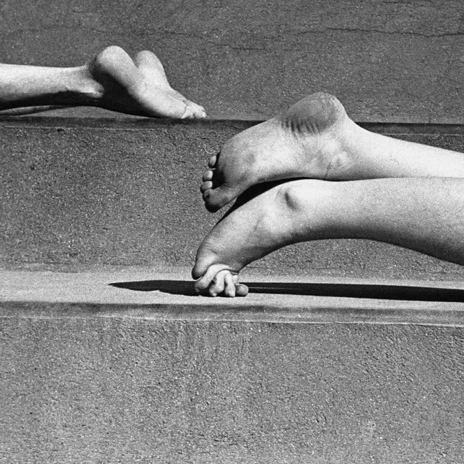 Fred Stein nackte Füße auf Treppe