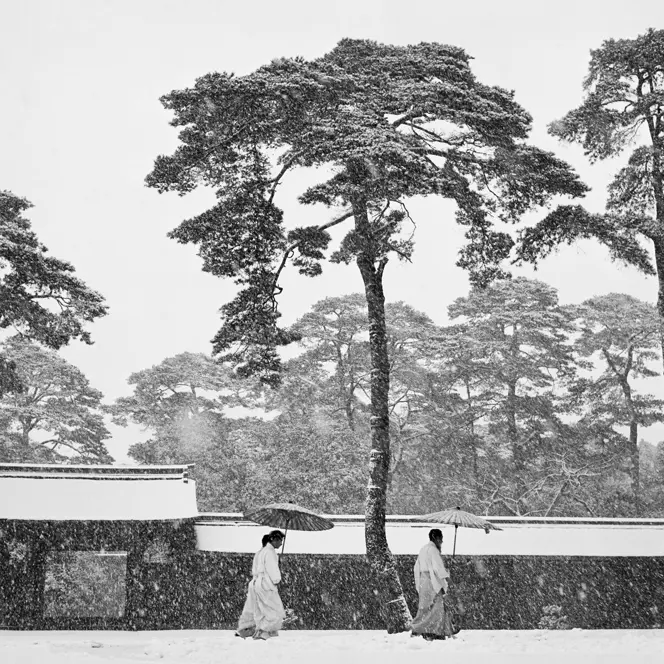 Werner Bischof verschneiter Tempel mit Bäumen