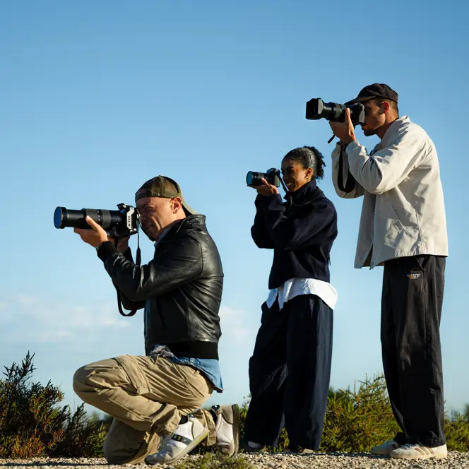 Trois personnes qui prennent des photos côte à côte