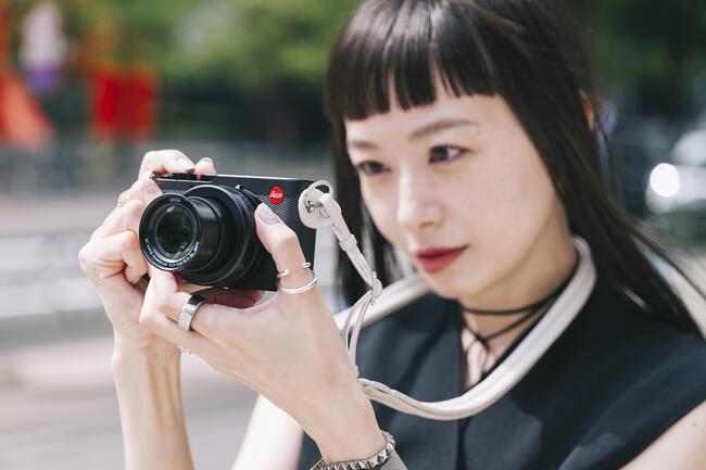 Nagisa Ichikawa is taking a picture with the Leica D-Lux 8.