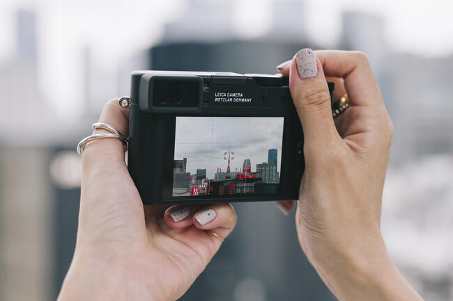 Nagisa Ichikawa is holiding the Leica D-Lux 8.