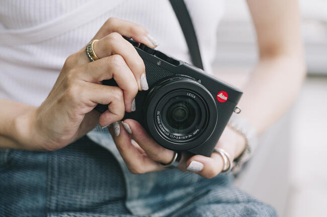 Nagisa Ichikawa is holiding the Leica D-Lux8.