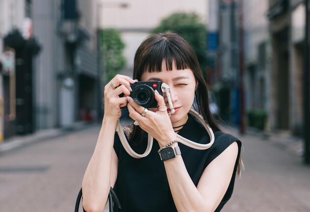 Nagisa Ichikawa is taking a picture with the Leica D-Lux 8.