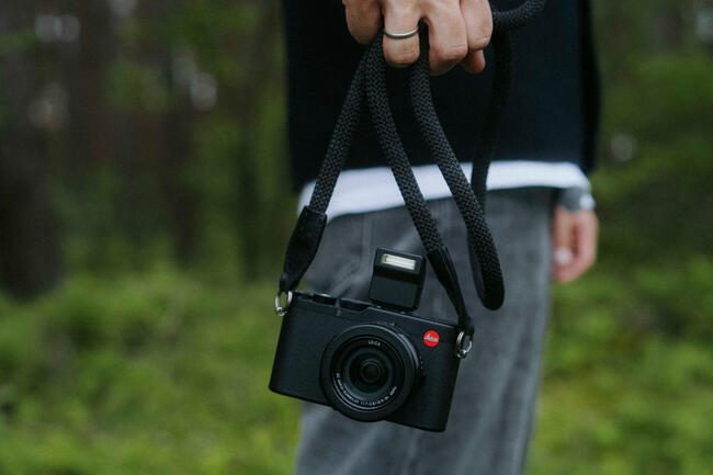 man carrying the leica d-lux 8