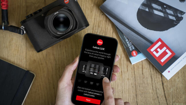 The handling with the Leica LUX app is shown on a mobile phone.