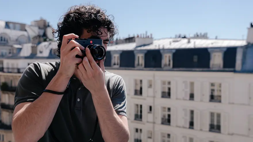 Homme avec un appareil photo Leica M à l'extérieur