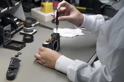 Leica M6 Production Process Mounting