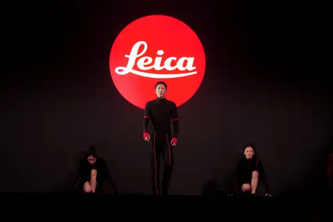 Performance in front of Leica Logo