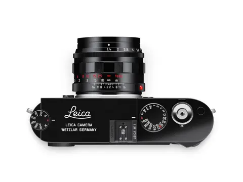Leica M11_Summilux-M 50 f/1.4 glossy black paint finish, top view.