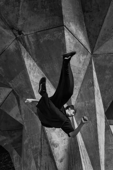 LCCH-FredMortagne-hugo-fle-la-tulipe-geneve-Leica-Q3-Monochrom-2560x3840